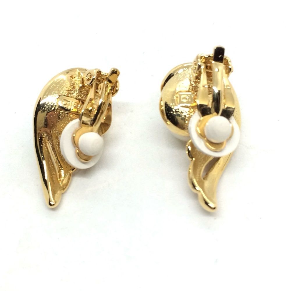 VINTAGE MARVELLA EARRINGS Faux Pearl Gold Tone Wing Clip On Signed - Picture 11 of 14